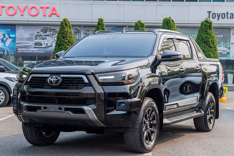 Toyota Hilux là một trong những mẫu bán tải gia nhập thị trường Việt Nam sớm nhất và khá được lòng người tiêu dùng bởi vẻ ngoài hiện đại, độ bền cao, đồng thời phụ tùng dễ thay và sửa chữa. Tại thị trường Việt Nam, Toyota Hilux từng là dòng bán tải bán chạy thứ hai chỉ xếp sau Ford Ranger.