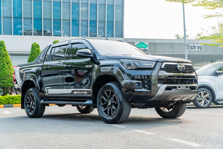 Đây là điểm mạnh giúp Hilux duy trì vị thế trong phân khúc xe bán tải cũ trên toàn cầu cũng như tại Việt Nam. Số lượng Toyota Hilux mới được nhập về Việt Nam giảm mạnh từ giữa năm ngoái đến nay, thậm chí có những tháng các đại lý không bán được xe nào. Những chiếc Hilux đã bán ra ở năm 2022 đều được sản xuất từ năm 2021.