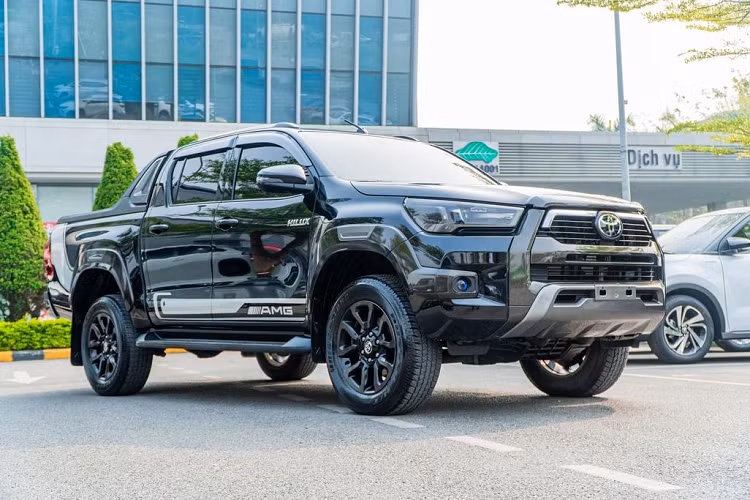 Đây là điểm mạnh giúp Hilux duy trì vị thế trong phân khúc xe bán tải cũ trên toàn cầu cũng như tại Việt Nam. Số lượng Toyota Hilux mới được nhập về Việt Nam giảm mạnh từ giữa năm ngoái đến nay, thậm chí có những tháng các đại lý không bán được xe nào. Những chiếc Hilux đã bán ra ở năm 2022 đều được sản xuất từ năm 2021.