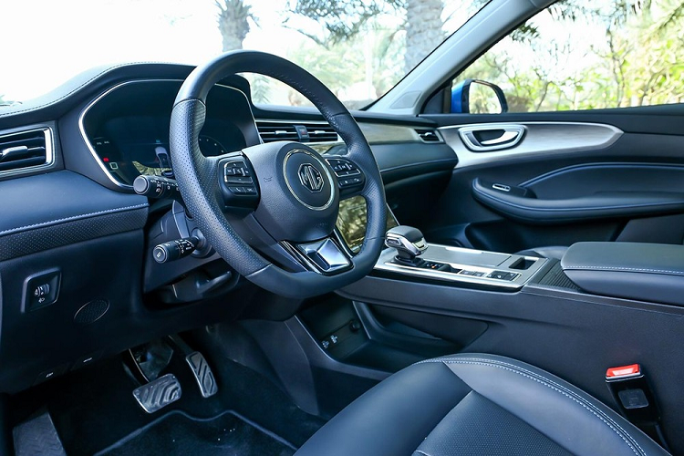 Bên trong xe, MG RX5 được trang bị 2 hàng ghế với 5 chỗ ngồi. Trong đó, hàng ghế sau có thể gập 60:40 để tăng thể tích khoang hành lý. Khi ghế sau không gập xuống, khoang hành lý vẫn có dung tích 430 lít.