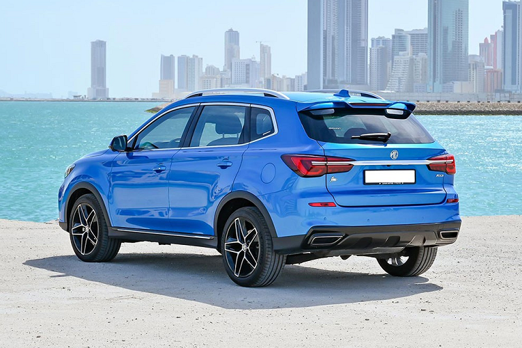 Bên sườn, MG RX5 sở hữu những đường dập gân nổi bật khiến xe trông trường dáng hơn. Vành la-zăng của xe có đường kính 18 inch hoặc 19 inch, tùy phiên bản. Phía sau MG RX5 là cụm đèn hậu LED có thiết kế tương tự đèn pha, tạo cảm giác đồng điệu. Đèn hậu được nối với nhau bằng nẹp mạ crôm vắt ngang trên cửa cốp. Tiếp theo đó là cánh gió mui dạng tai mèo, tích hợp đèn phanh trên cao trong khi cản sau đi kèm 2 đầu ống xả giả mạ crôm.