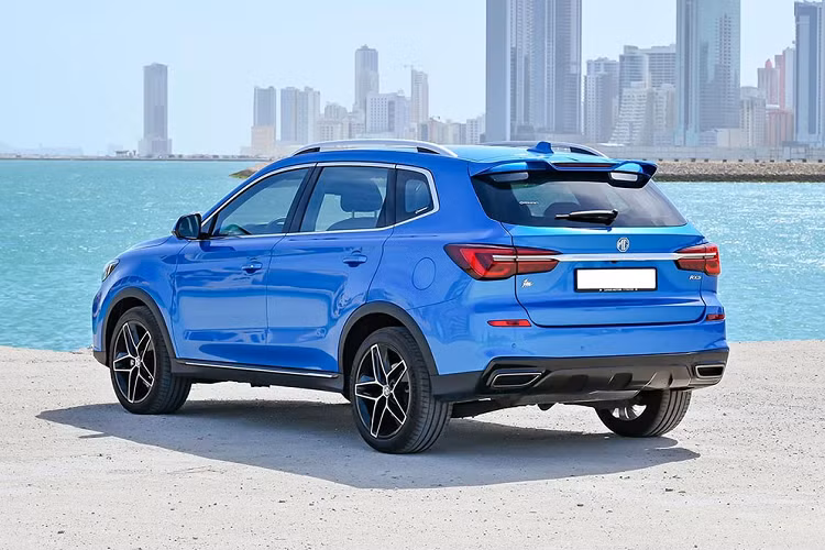 Bên sườn, MG RX5 sở hữu những đường dập gân nổi bật khiến xe trông trường dáng hơn. Vành la-zăng của xe có đường kính 18 inch hoặc 19 inch, tùy phiên bản. Phía sau MG RX5 là cụm đèn hậu LED có thiết kế tương tự đèn pha, tạo cảm giác đồng điệu. Đèn hậu được nối với nhau bằng nẹp mạ crôm vắt ngang trên cửa cốp. Tiếp theo đó là cánh gió mui dạng tai mèo, tích hợp đèn phanh trên cao trong khi cản sau đi kèm 2 đầu ống xả giả mạ crôm.