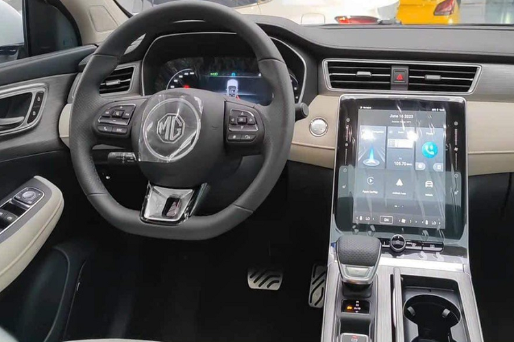 So với MG HS, mẫu xe này có chiều dài cơ sở chỉ kém 12 mm. Đồng thời, xe có kích thước ngang ngửa với những mẫu SUV cỡ C đang bán ở Việt Nam như Honda CR-V hay Mazda CX-5.