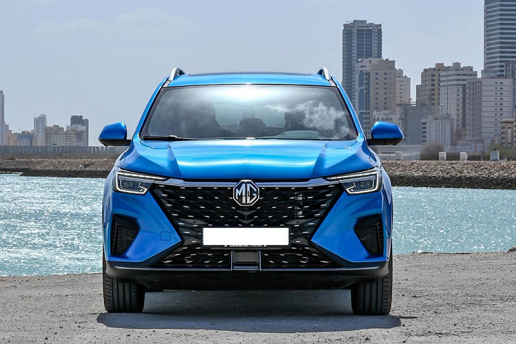 Tương tự các mẫu xe MG khác, RX5 cũng có thiết kế khá bắt mắt với lưới tản nhiệt 3D cỡ lớn, kéo dài đến hết cản trước và gợi liên tưởng đến Lexus. Lưới tản nhiệt được trang trí bằng những mắt lưới đa điểm mạ crôm. Trên đỉnh lưới tản nhiệt còn có nẹp mạ crôm, ăn sâu vào bên trong đèn pha hai bên. Đèn pha của xe được bao quanh bằng dải đèn LED định vị ban ngày hình chữ "C" cách điệu. Trong khi đó, ở hai góc đầu xe có thêm khe gió nằm dọc.