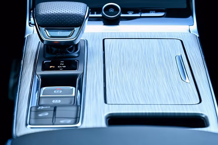 "Trái tim" của MG RX5 là khối động cơ xăng 4 xi-lanh, tăng áp, dung tích 1.5L, cho công suất tối đa 171 mã lực và mô-men xoắn cực đại 275 Nm. Động cơ đi kèm hộp số tự động ly hợp kép 7 cấp, giúp xe đạt vận tối đa 190 km/h. Tuy nhiên, MG RX5 lại không có những tính năng an toàn chủ động ADAS thường thấy trên xe Trung Quốc đời mới.