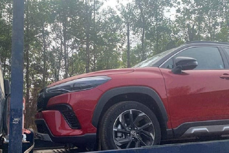Trong khi đó, Toyota Corolla Cross phiên bản GR Sport sẽ có giá tạm tính từ 15X.XXX RM (trên 815 triệu đồng). Trước đó, vào đầu tháng 1/2022 ở Việt Nam đã xuất hiện hình ảnh chiếc Toyota Corolla Cross GR Sport được vận chuyển bằng xe chuyên dụng.