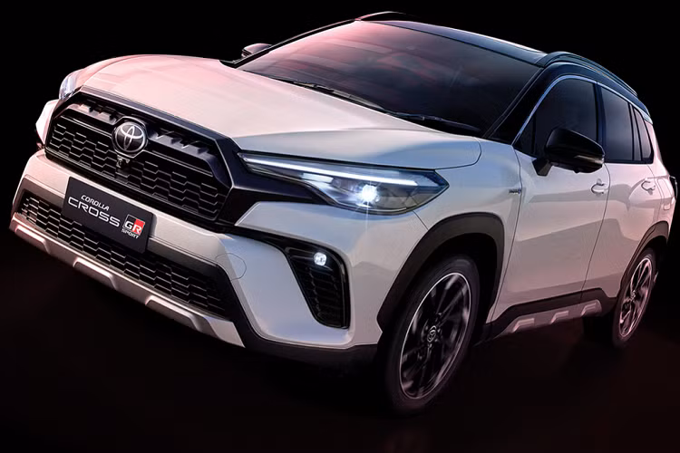 Tại thời điểm đó, nhiều đồn đoán phiên bản thể thao này sẽ được phân phối chính hãng ngay trong năm 2022. Tuy nhiên, đến nay số phận của Corolla Cross GR Sport vẫn chưa được xác định. Toyota Corolla Cross tại Việt Nam hiện được phân phối 3 phiên bản với giá bán từ 755-955 triệu đồng.