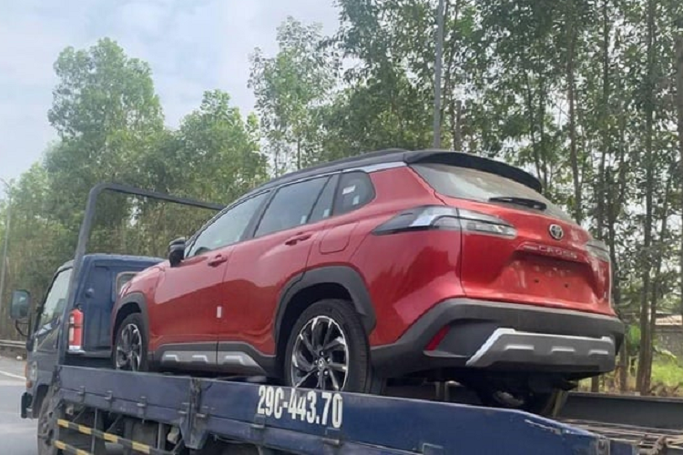 Công suất xăng và điện kết hợp đạt 122 mã lực. Động cơ kết hợp với hộp số tự động biến thiên vô cấp E-CVT và hệ dẫn động cầu trước. Xe có 3 chế độ lái gồm: EV, Thể thao và ECO (Tiết kiệm). Mức giá xe Toyota Corolla Cross 2023 tại Malaysia có giá từ 140.00 RM (770 triệu đồng).