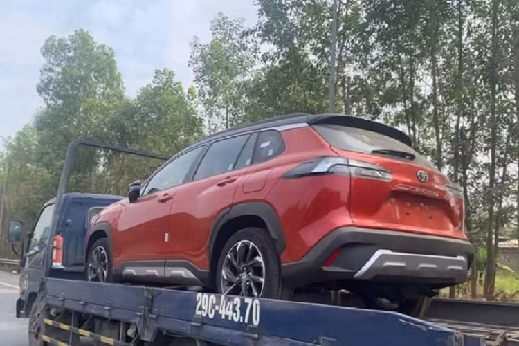 Công suất xăng và điện kết hợp đạt 122 mã lực. Động cơ kết hợp với hộp số tự động biến thiên vô cấp E-CVT và hệ dẫn động cầu trước. Xe có 3 chế độ lái gồm: EV, Thể thao và ECO (Tiết kiệm). Mức giá xe Toyota Corolla Cross 2023 tại Malaysia có giá từ 140.00 RM (770 triệu đồng).