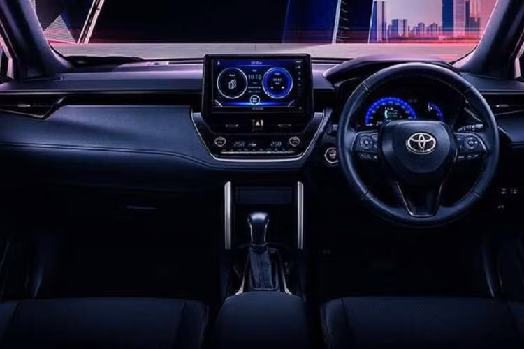 Tại Thái Lan và Malaysia, Toyota Corolla Cross GR Sport chỉ được phân phối cho bản động cơ hybrid. Do đó, có thể thị trường Việt Nam cũng có thể tương tự. Toyota Corolla Cross phiên bản GR Sport hybrid sẽ sử dụng động cơ xăng 4 xi-lanh thẳng hàng, dung tích 1.8L hút khí tự nhiên