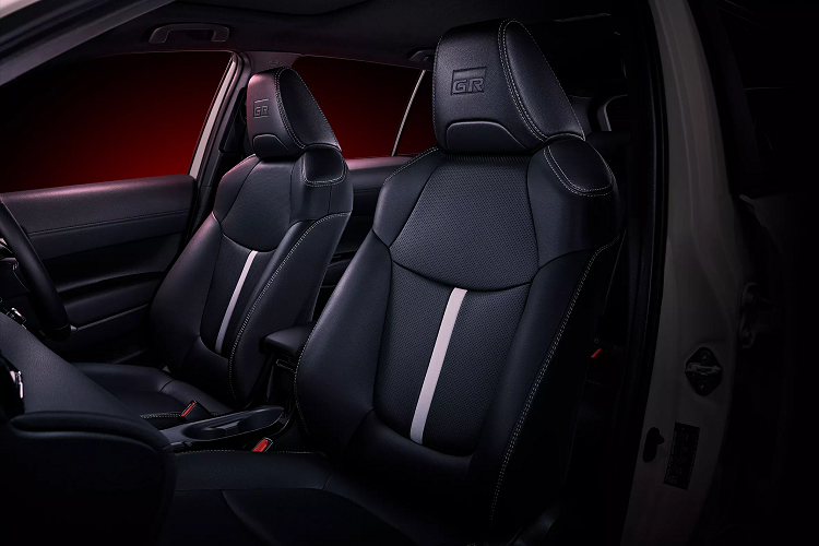 Mã 2ZR-FXE Atkinson có công suất tối đa 98 mã lực tại 5.200 vòng/phút và mô-men xoắn cực đại 142 Nm tại 3.600 vòng/phút, hoạt động với động cơ điện nam châm vĩnh cửu, điện áp 600 volt cho công suất 72 mã lực và mô-men xoắn 163 Nm, tích trữ năng lượng vô bộ pin Nickel metal Hydride (Ni-MH).