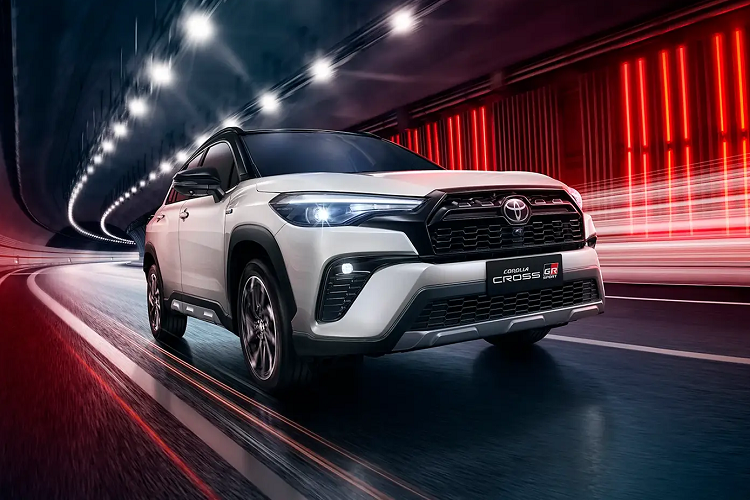 Thân xe phối 2 màu với nóc xe, chụp kính chiếu hậu được sơn màu Đen. Bên dưới sử dụng bộ mâm 18 inch (225/50 R18), sơn 2 tông màu. Bên trong nội thất, xe trang bị ghế da màu đen với sọc trắng ở giữa và tựa đầu có chữ GR, cần số bọc da đục lỗ, trang trí nội thất màu đen bóng và một số logo GR.