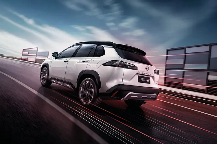 Ngoài ra còn có một số điều chỉnh về khung gầm, bao gồm hệ thống lái và hệ thống treo được điều chỉnh lại. Tuy vào từng thị trường mà Toyota Corolla Cross GR Sport sẽ được phân phối động cơ gì. GR Sport áp dụng cho cả 2 loại động cơ là xăng 1.8L 4 xy lanh 138 mã lực, hoặc động cơ 1.8L hybrid 122 mã lực.