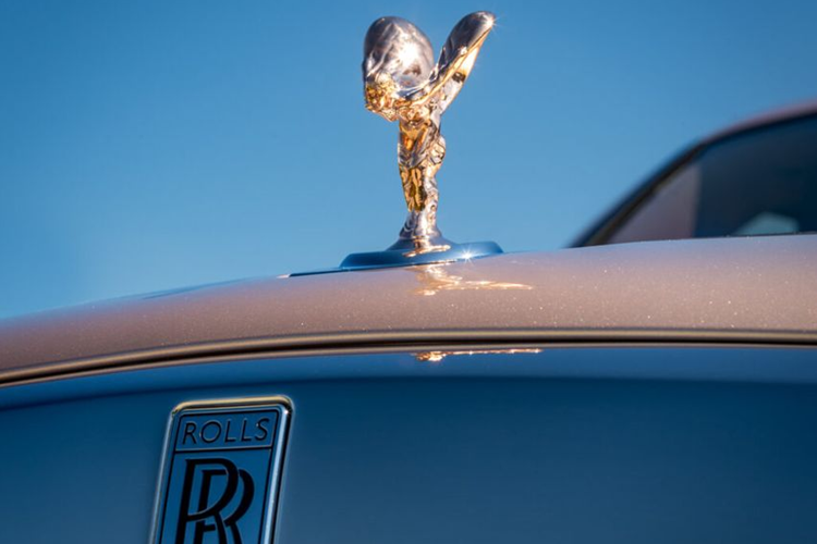 Mỗi lần như vậy, hãng đều phải gửi xe tới tận nhà khách để kiểm tra màu sắc thực tế dưới ánh nắng dữ dội của vùng Trung Đông. Cuối cùng, khi màu ngoại thất đã được thông qua, chiếc Cullinan tiếp tục được hoàn thiện bằng việc sơn mạ vàng hồng cho biểu tượng thiếu phụ bay.