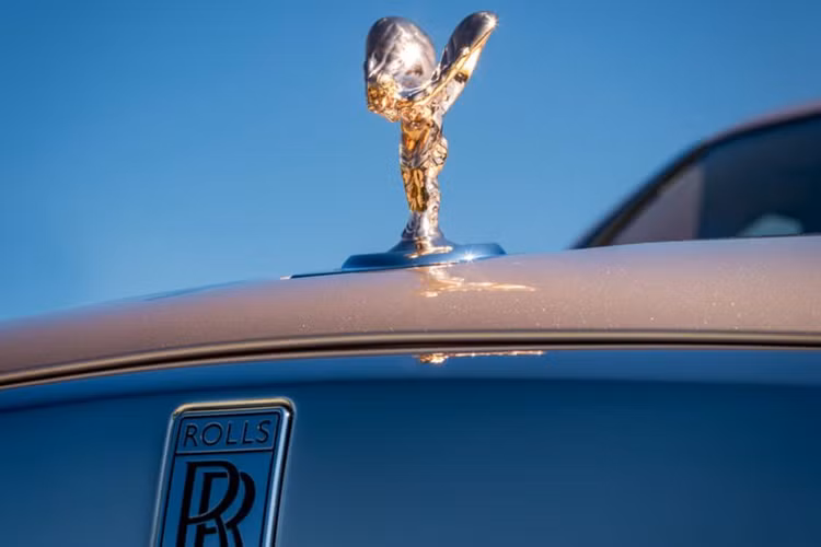 Mỗi lần như vậy, hãng đều phải gửi xe tới tận nhà khách để kiểm tra màu sắc thực tế dưới ánh nắng dữ dội của vùng Trung Đông. Cuối cùng, khi màu ngoại thất đã được thông qua, chiếc Cullinan tiếp tục được hoàn thiện bằng việc sơn mạ vàng hồng cho biểu tượng thiếu phụ bay.