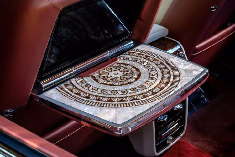 Do đó, đây là chiếc Rolls-Royce Cullinan duy nhất trên thế giới có màu sắc này. Rolls-Royce cho biết để tạo ra màu sơn đúng ý khách hàng, hãng đã phải thực hiện tới 30 lần thử nghiệm khác nhau.