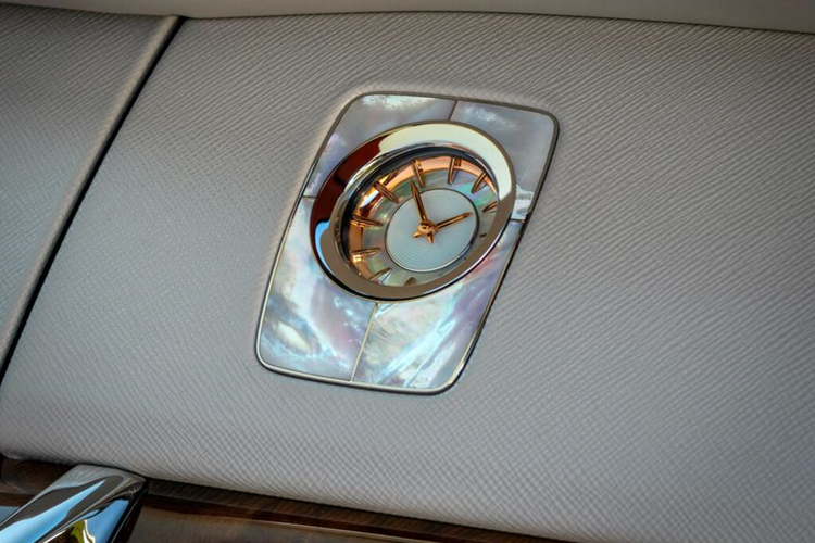 Bên trong nội thất, hàng ghế trước của chiếc Rolls-Royce đặc biệt này được bọc da màu xám Cashmere Grey. Hàng ghế sau bọc màu đỏ Ardent Red - màu sắc của những tấm vải nhung dùng để trưng bày ngọc trai. Điểm đặc biệt trong khoang cabin là 2 chiếc bàn làm việc ở hàng ghế sau.