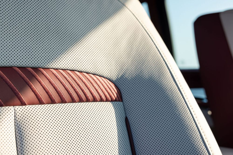 Hãng xe siêu sang Anh Quốc cho biết mỗi chiếc bàn này đều được làm từ 1.351 miếng ngọc trai. Tấm ốp mặt táp lô bằng gỗ óc chó cũng được khảm xà cừ cực kỳ tinh xảo. Bên cạnh đó, xe còn được trang bị hệ thống đèn trần Starlight với cảm hứng thiết kế lấy từ những bầu trời đầy sao tại Trung Đông.