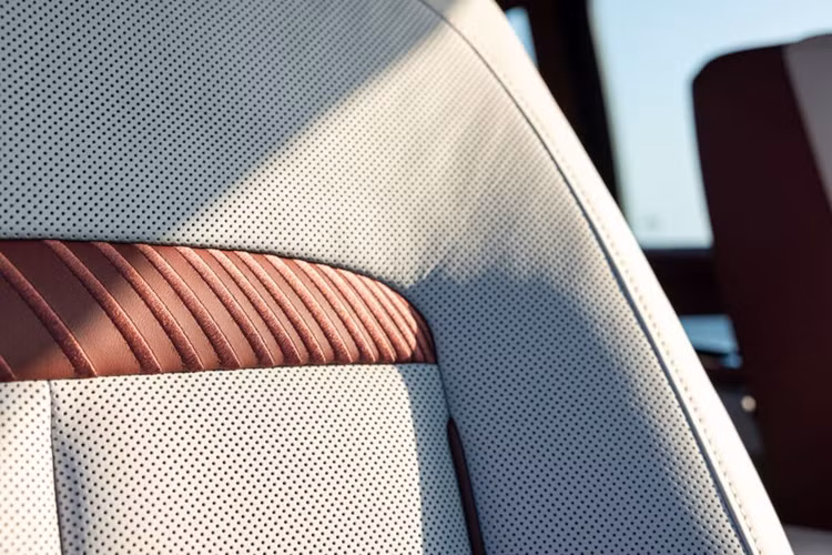 Hãng xe siêu sang Anh Quốc cho biết mỗi chiếc bàn này đều được làm từ 1.351 miếng ngọc trai. Tấm ốp mặt táp lô bằng gỗ óc chó cũng được khảm xà cừ cực kỳ tinh xảo. Bên cạnh đó, xe còn được trang bị hệ thống đèn trần Starlight với cảm hứng thiết kế lấy từ những bầu trời đầy sao tại Trung Đông.