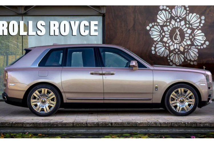 Hãng xe Anh Quốc cho biết, The Pearl Cullinan của Rolls-Royce được đặt hàng vào đầu năm 2022 và sau 18 tháng hoàn thiện, chiếc xe đã được bàn giao tới khách hàng cách đây vài ngày. Điểm nhấn đắt giá nhất của chiếc xe là màu ngoại thất được lấy cảm hứng từ một viên ngọc trai đặc biệt trong bộ sưu tập của chủ xe.