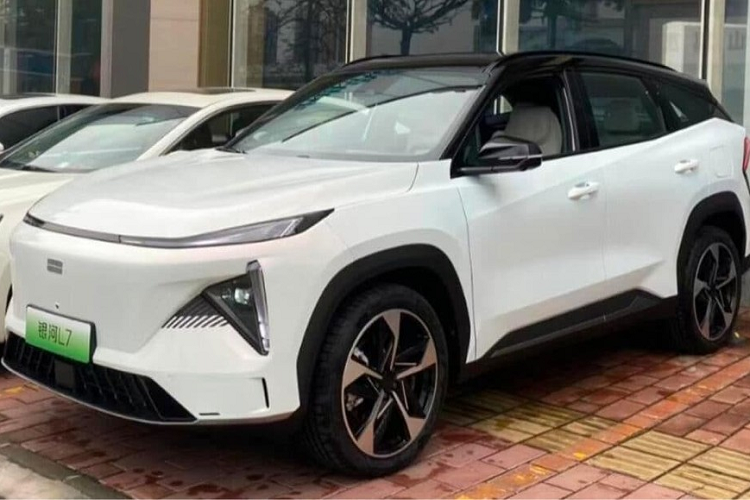 Vào cuối tháng 2, tập đoàn Geely đã chính thức khai trương 1 thương hiệu xe mới mang tên gọi Galaxy, hãng xe này sẽ có dải sản phẩm từ bình dân đến cao cấp, các phiên bản xe được ra mắt từ nay đến 2025, mở bát là chiếc SUV cỡ trung mang tên Geely Galaxy L7 2023 mới được đánh giá 1 "bầu trời công nghệ".