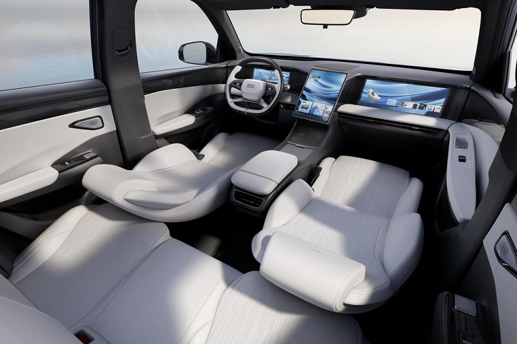 Galaxy L7 sẽ có 2 phiên bản là PHEV sử dụng hệ truyền động plug-in hybrid và EV (điện hoàn toàn), thời gian giao xe từ Quý II năm nay với giá bán khởi điểm từ 690 triệu đồng. Geely Galaxy L7 có kích thước tổng thể bao gồm chiều dài 4.700 mm, rộng 1.905 mm và cao 1.685 mm, xe có chiều dài cơ sở 2.785 mm.