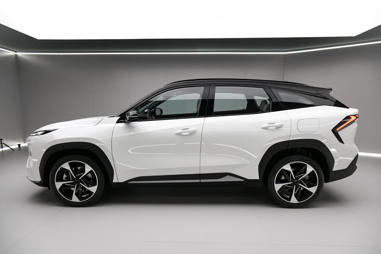 Động thái này như 1 bài đánh giá mức độ hấp dẫn của mẫu xe Geely Galaxy L7 với người tiêu dùng trước khi hãng quyết định mở bán. So với các hình ảnh công bố trước đó, chiếc xe Galaxy L7 xuất hiện tại đại lý không có gì khác biệt.