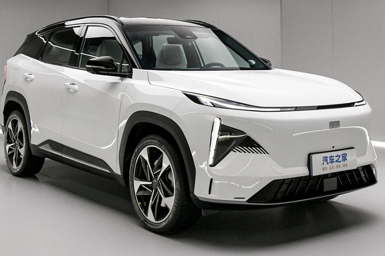 Dù vậy, việc ra mắt xe SUV Geely Galaxy L7 2023 với khách hàng vẫn chưa diễn ra, tuy nhiên, ngay trước thềm triển lãm ô tô Thượng Hải 2023, chỉ còn 1 tuần nữa diễn ra, hãng xe Trung Quốc đã bắt đầu vận chuyển xe Galaxy L7 về đại lý.