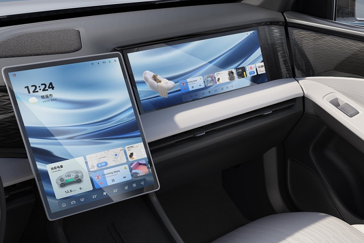 Cuối cùng là màn hình 25,6 inch của AR-HUD (Augmented Reality Head-up Display), công nghệ hiển thị thông tin theo dạng chiếu một màn hình “ảo” lên kính chắn gió của chiếc xe giúp hiển thị toàn bộ những thông tin cần thiết cho người lái. Hệ thống truyền động của Galaxy L7 có tên NordThor Hybrid 8848.