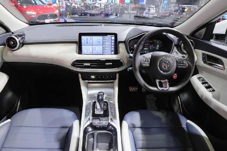 Ngoài ra, MG HS 2023 còn sở hữu những tính năng kết nối với điện thoại thông minh để mở cửa xe thay chìa khóa hay điều chỉnh một số tính năng từ xa, phanh đỗ điện tử, cửa sổ trời toàn cảnh… Hiện chưa rõ bản nhập về Việt Nam tới đây có đầy đủ trang bị tiện nghi cao cấp như vậy hay không. 