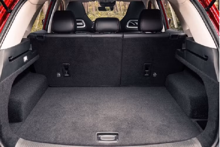 Theo các tư vấn bán hàng, MG HS 2023 sẽ được nhập khẩu nguyên chiếc từ Thái Lan thay vì Trung Quốc. Nhờ đó, giá xe MG HS 2023 tại Việt Nam sẽ thấp hơn trước đây, dao động từ 750 triệu đồng.