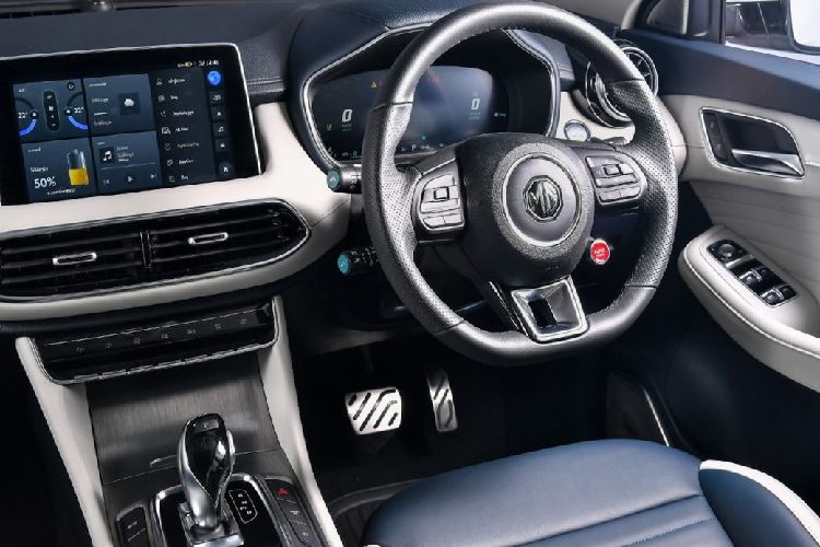 Về nội thất, MG HS 2023 sở hữu khoang cabin mang phong cách thể thao với vô lăng D-cut, đồng hồ lái điện tử 12.3 inch, màn hình trung tâm 7 inch hoặc 10 inch đặt nổi đi kèm hệ thống loa Bose.