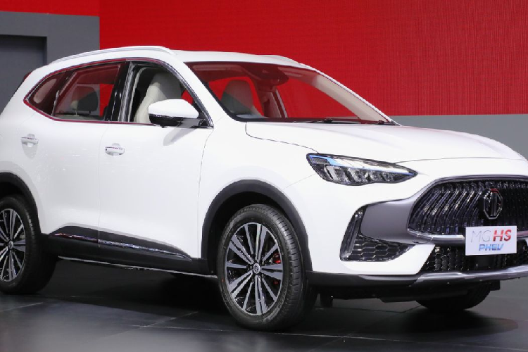 So với phiên bản tiền nhiệm từng ra mắt tại Việt Nam, MG HS 2023 có ngoại hình thể thao hơn với lưới tản lớn, đi kèm các nan nằm dọc sơn màu đen bóng và uốn lượn mềm mại theo phong cách thác nước. Cụm đèn pha LED có thiết kế sắc sảo hơn, có thể tự động điều chỉnh luồng sáng cao/thấp và tích hợp dải đèn LED định vị ban ngày.