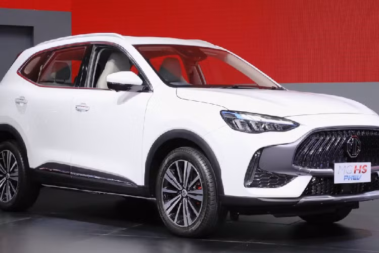 So với phiên bản tiền nhiệm từng ra mắt tại Việt Nam, MG HS 2023 có ngoại hình thể thao hơn với lưới tản lớn, đi kèm các nan nằm dọc sơn màu đen bóng và uốn lượn mềm mại theo phong cách thác nước. Cụm đèn pha LED có thiết kế sắc sảo hơn, có thể tự động điều chỉnh luồng sáng cao/thấp và tích hợp dải đèn LED định vị ban ngày.