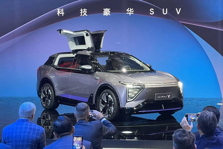 Với khối pin này, SUV điện này có thể chạy quãng đường lên tới 560 km trong một lần sạc. Đối với tùy chọn pin thứ hai, đó là pin CATL ternary (NMC) cho 115 kWh. Phạm vi hoạt động của RWD HiPhi Y với loại pin này đạt 810 km. Loại pin tương tự có sẵn cho phiên bản 4WD với 504 mã lực, hoạt động tốt trong phạm vi 765 km.