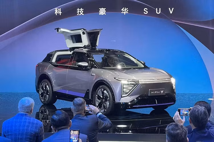 Với khối pin này, SUV điện này có thể chạy quãng đường lên tới 560 km trong một lần sạc. Đối với tùy chọn pin thứ hai, đó là pin CATL ternary (NMC) cho 115 kWh. Phạm vi hoạt động của RWD HiPhi Y với loại pin này đạt 810 km. Loại pin tương tự có sẵn cho phiên bản 4WD với 504 mã lực, hoạt động tốt trong phạm vi 765 km.