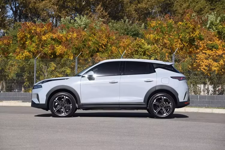 Động thái này rõ ràng giúp cho mẫu xe SUV Lynk &amp; Co 06 PHEV sẽ có lượng đặt hàng kỷ lục, tuy nhiên, chưa rõ là thương hiện con của Geely sẽ trả lại cọc cho khách đặt mua nhưng sau đó đổi ý, hay là sẽ không hoàn trả cọc với bất kỳ lý do nào.