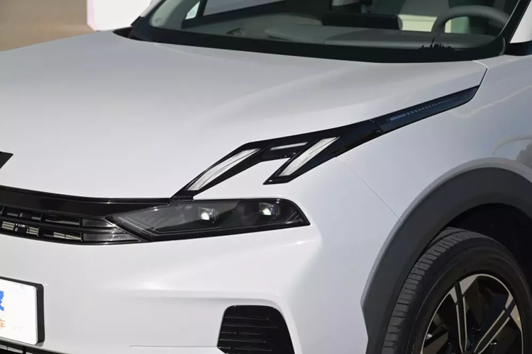 Nhìn từ mặt tiền xe, Lynk &amp; Co 06 EM-P có cụm đèn pha sắc cạnh, nối liền với nhau là lưới tản nhiệt sơn đen, với các thanh nằm ngang, tiếp đến, xe có 2 hốc gió trước mở rộng tối đa, dựng dọc, giúp cho đầu xe bớt trống trải hơn khi lưới tản nhiệt khá nhỏ. Nằm chính giữa là hốc gió cùng các tấm ốp gốc cạnh.