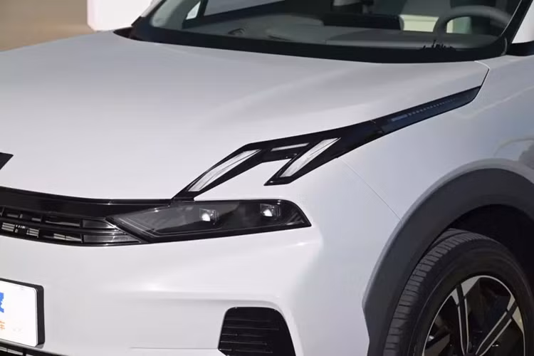 Nhìn từ mặt tiền xe, Lynk &amp; Co 06 EM-P có cụm đèn pha sắc cạnh, nối liền với nhau là lưới tản nhiệt sơn đen, với các thanh nằm ngang, tiếp đến, xe có 2 hốc gió trước mở rộng tối đa, dựng dọc, giúp cho đầu xe bớt trống trải hơn khi lưới tản nhiệt khá nhỏ. Nằm chính giữa là hốc gió cùng các tấm ốp gốc cạnh.