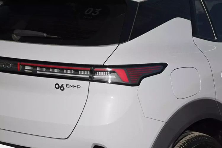 Nói về cụm đèn pha LED của Lynk &amp; Co 06 EM-P, nó đơn giản bao nhiêu thì dải đèn LED chạy ban ngày ở phía trên, phức tạp bấy nhiêu, đây chính là điểm nhấn ở đầu xe của Lynk &amp; Co 06 EM-P 2023, hứa hẹn sẽ thu hút rất nhiều khách hàng trẻ.