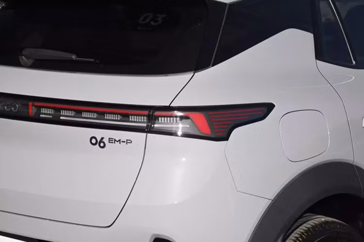 Nói về cụm đèn pha LED của Lynk &amp; Co 06 EM-P, nó đơn giản bao nhiêu thì dải đèn LED chạy ban ngày ở phía trên, phức tạp bấy nhiêu, đây chính là điểm nhấn ở đầu xe của Lynk &amp; Co 06 EM-P 2023, hứa hẹn sẽ thu hút rất nhiều khách hàng trẻ.