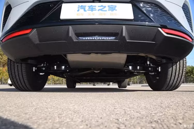 Khi sạc nhanh, pin có thể bổ sung từ 20% đến 80% chỉ sau 30 phút.Lynk &amp; Co 08 đã mang lại sự cảm giác tươi sáng khi mới ra mắt và Lynk &amp; Co 06 EM-P đã tiếp tục xu hướng này rất tốt. Là một sản phẩm tương đối cấp thấp, Lynk &amp; Co 06 EM -P có vẻ phù hợp với phong cách thiết kế mới này hơn, thể hiện rõ nét định vị trẻ trung và cá tính của nó.