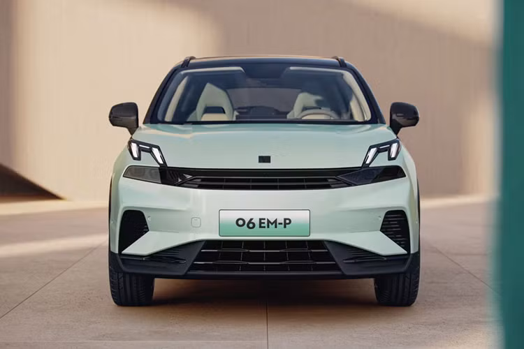 Lynk &amp; Co 06 EM-P được trang bị ghế hai màu, ghế trước tích hợp tạo không khí thể thao nhất định. Ngoài ra, xe mới tuy không cao nhưng hiệu suất không gian phía sau vẫn tốt, sàn giữa tương đối bằng phẳng nên hành khách ngồi ở vị trí giữa sẽ không cảm thấy khó chịu.