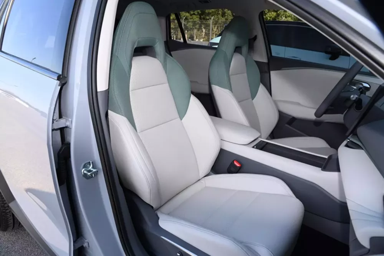 Ở phần đuôi xe, Lynk &amp; Co 06 EM-P thiết kế đèn hậu xuyên thấu, cụm đèn hai bên hình cánh bay, chính giữa đuôi xe được trang bị logo thương hiệu Lynk &amp; Co. So với phần đầu xe, thiết kế phần sau của xe mới tương đối đơn giản, tuy nhiên, với sự ưu ái của thiết kế viền sau hai màu, nét thể thao của xe mới vẫn không hề bị suy giảm.