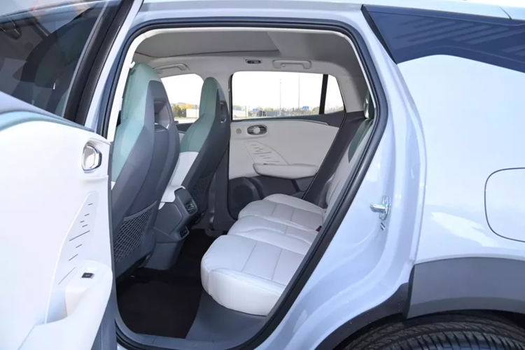 Về sức mạnh, là thành viên mới của gia đình Lynk &amp; Co EM-P, chiếc 06được trang bị hệ thống plug-in hybrid, bao gồm động cơ hiệu suất cao BHE15 NA 1.5L và động cơ kép P1+P3, kết hợp với hộp số DHT 3 cấp.