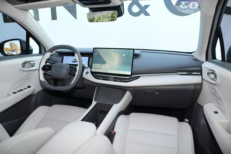 Nhìn chung, so với phiên bản xăng, bản PHEV có sự cải thiện đáng kể về ngoại hình cũng như khả năng vận hành. Nội thất xe Lynk &amp; Co 06 EM-P được cung cấp với ba chủ đề màu sắc, đó là Inspiration Oasis, Cherry Blossom Land và Midnight Aurora.