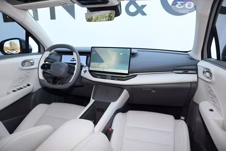 Nhìn chung, so với phiên bản xăng, bản PHEV có sự cải thiện đáng kể về ngoại hình cũng như khả năng vận hành. Nội thất xe Lynk &amp; Co 06 EM-P được cung cấp với ba chủ đề màu sắc, đó là Inspiration Oasis, Cherry Blossom Land và Midnight Aurora.