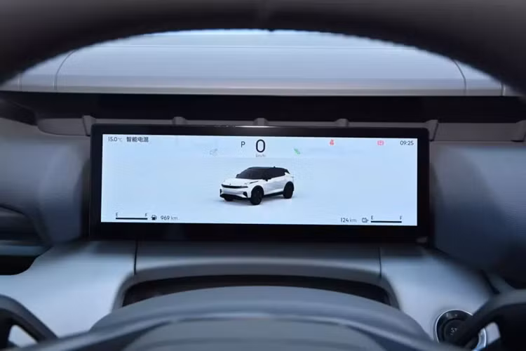 Mức tiêu thụ nhiên liệu của xe Lynk &amp; Co 06 EM-P trên 100 km là 4,98 lít và tốc độ tối đa là 178 km/h. Bộ pin 19,09 kWh của nó được cung cấp bởi Honeycomb Energy, cung cấp phạm vi di chuyển thuần điện theo chu trình thử nghiệm CLTC của Trung Quốc là 126 km, trong khi phạm vi di chuyển toàn diện có thể lên tới 1.200 km.