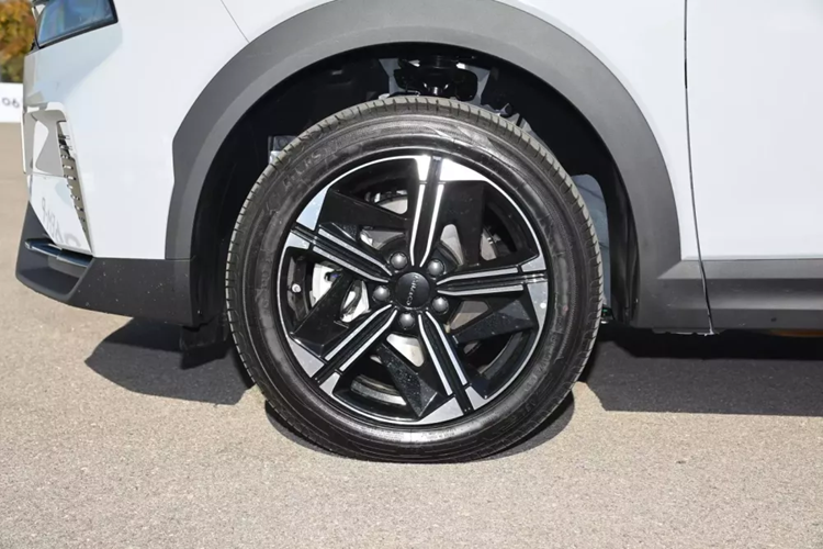 Nhìn từ bên hông, cả mui xe và gương chiếu hậu của chiếc SUV cỡ nhỏ đều được sơn đen, dù khách chọn mua Lynk &amp; Co 06 EM-P trong 5 màu ngoại thất như xanh Glacier, hồng anh đào, xanh sương mù, trắng muối bạc và xanh Aurora. Phần hông xe cũng áp dụng thiết kế đường nét sắc sảo, đường mui trượt giúp xe trông nhỏ gọn và hầm hố hơn.