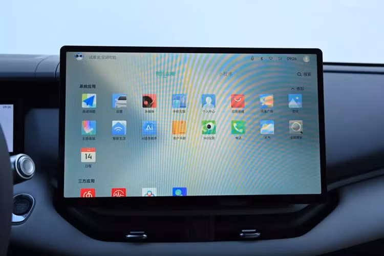 Trong số đó, sức mạnh đến từ hệ thống plug-in hybrid bao gồm động cơ hút khí tự nhiên BHE15 NA 1,5 lít tạo ra công suất tối đa 120 mã lực và khi kết hợp với 2 mô-tơ điện, cho công suất tổng cộng 295 mã lực và mô-men xoắn cực đại 568 Nm.